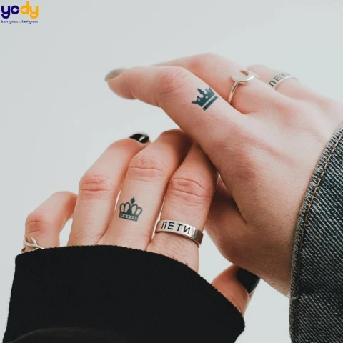 Cô gái với hình xăm nhẫn tinh tế trên ngón tay