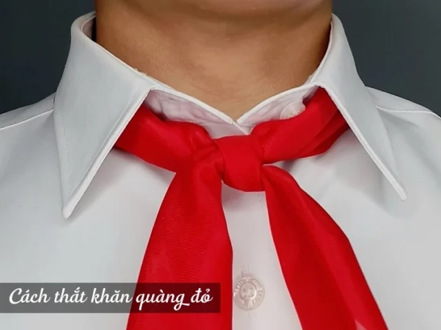 Cô gái với khăn đỏ quàng cổ thời trang