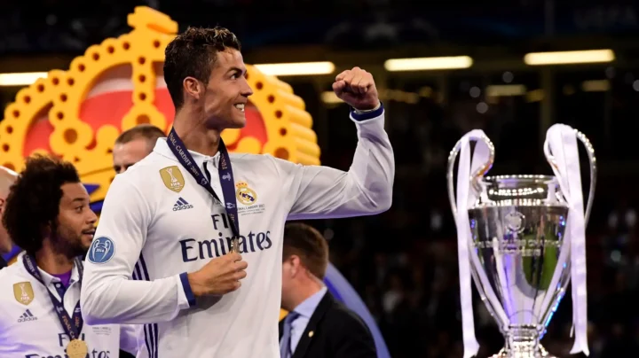 Cristiano Ronaldo với chiếc cúp Champions League
