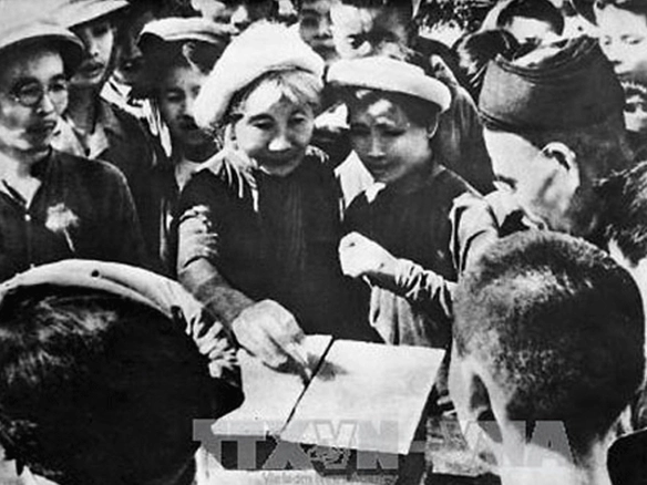Cử tri Hà Nội đi bỏ phiếu bầu Quốc hội năm 1946