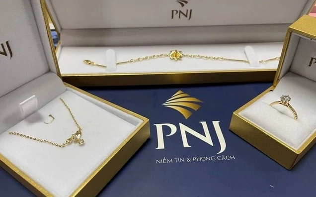 Mua Bạc PNJ Có Bán Lại Được Không? Chuyên Gia Giải Đáp 2026 Cửa hàng PNJ trưng bày trang sức vàng và bạc
