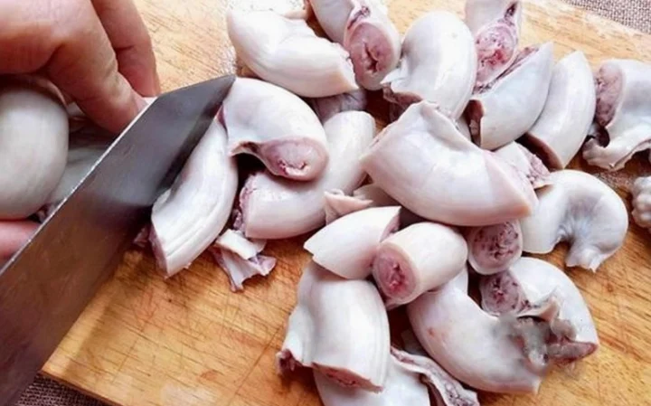 Dồi trường luộc chấm mắm tôm thơm ngon