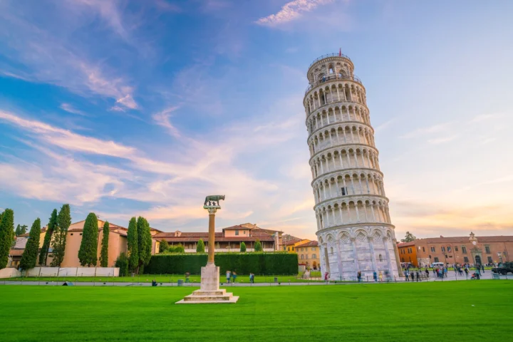 Tháp Nghiêng Pisa Ở Đâu: Khám Phá Công Trình Kiến Trúc Độc Đáo Du khách chụp ảnh với Tháp Nghiêng Pisa