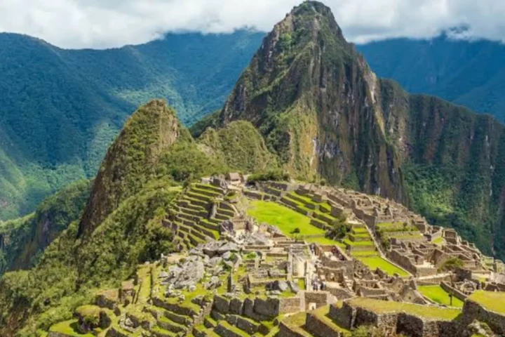 Du khách khám phá Machu Picchu