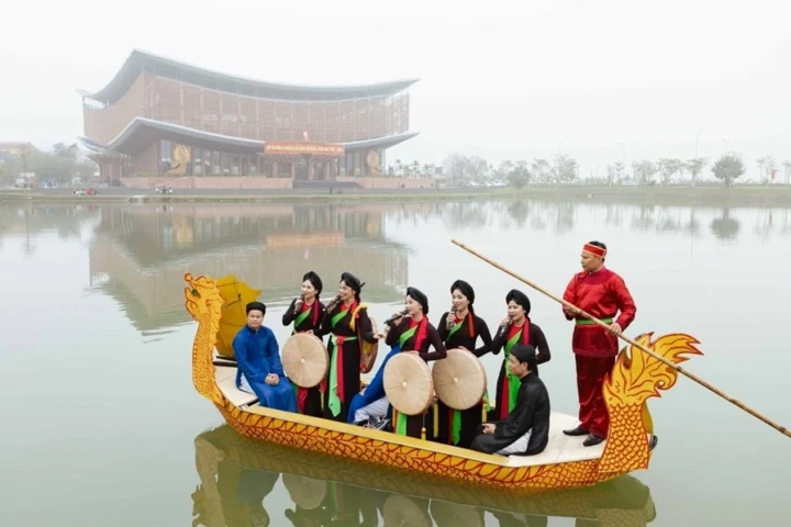 Du khách tham dự Lễ hội Lim