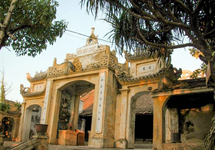 Du khách tham quan một di tích lịch sử nổi tiếng