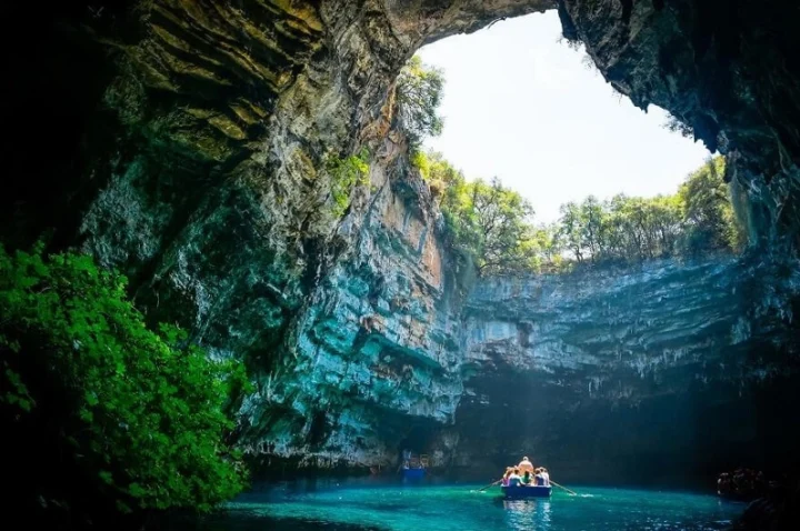 Khám phá Di sản Thiên nhiên Thế giới: Hang động Phong Nha - Kẻ Bàng Du khách tham quan động Phong Nha - Kẻ Bàng
