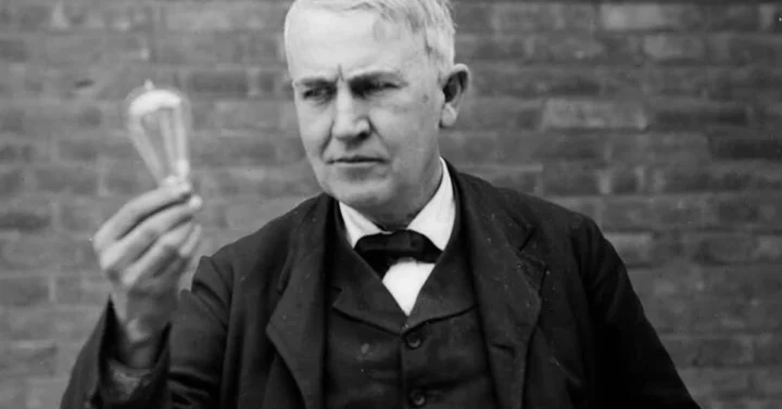 Edison giới thiệu bóng đèn điện