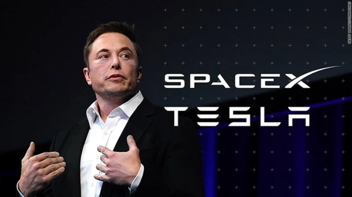 Ai là Người Sáng Lập Tesla và SpaceX? Hé lộ sự thật! Elon Musk tại một sự kiện của SpaceX