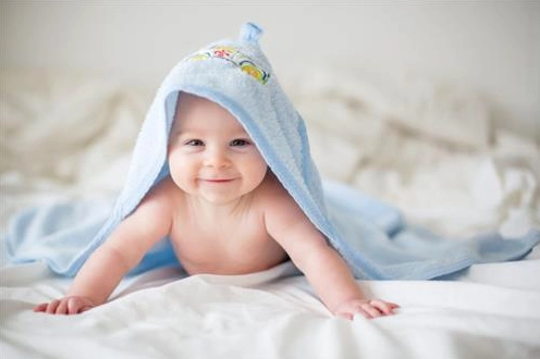Em bé sơ sinh trong tình huống nguy hiểm trong giấc mơ