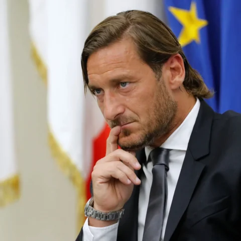 Francesco Totti: Huyền thoại AS Roma và Di sản Bất tử Francesco Totti trong màu áo AS Roma