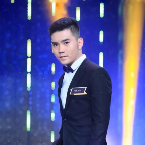 Gia Huy với phong thái cuốn hút