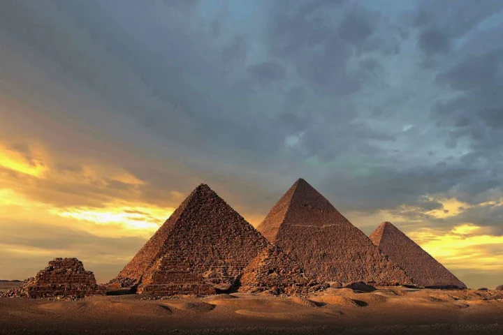 Hình ảnh cận cảnh Kim tự tháp Giza
