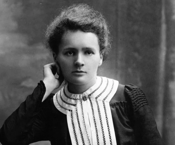 Ai là người tìm ra thuật giải phẫu? Hé lộ lịch sử y học Hình ảnh Marie Curie, một nhà khoa học nổi tiếng khác