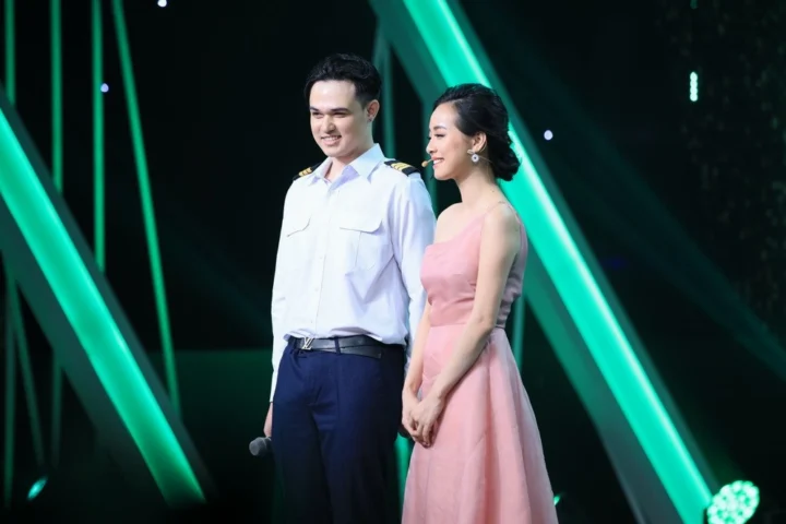 Cặp Đôi Phi Công: Người Ấy Là Ai? Hé Lộ Sự Thật Gây Sốc Hình ảnh minh họa cặp đôi phi công bí ẩn