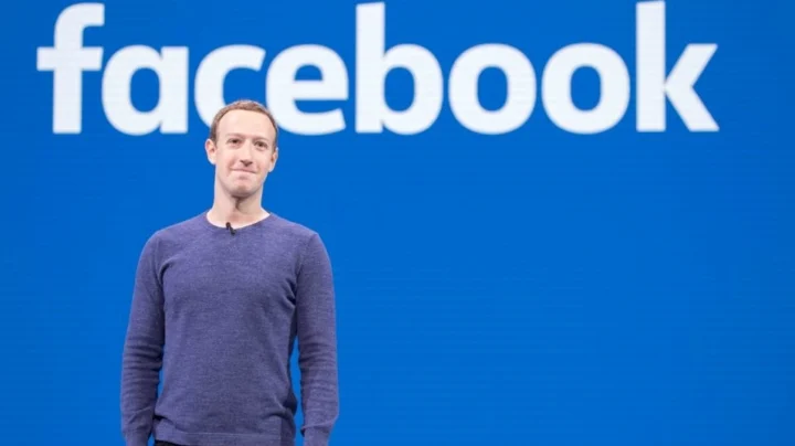Hình ảnh một nhóm người trẻ đang sử dụng Facebook