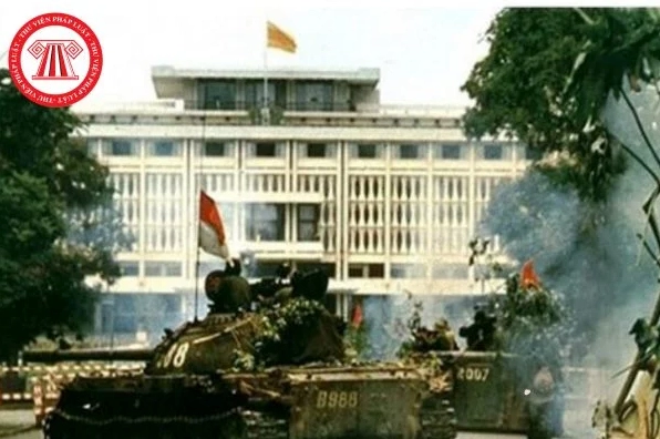 Cắm Cờ Dinh Độc Lập: Khoảnh Khắc Lịch Sử Vĩ Đại Năm 2026 Hình ảnh người lính cắm cờ trên nóc Dinh Độc Lập