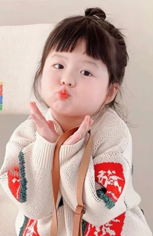 Hình nền bé gái dễ thương với đôi mắt to tròn