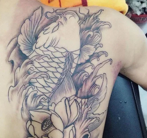 Hình xăm cá chép đi nét với hoa sen và sóng nước