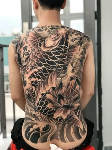 Hình xăm cá chép trắng đen kết hợp hoa sen