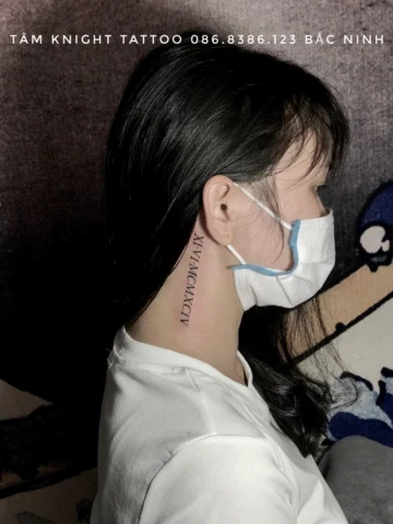 Hình xăm chữ tiếng Anh nhỏ ở cổ