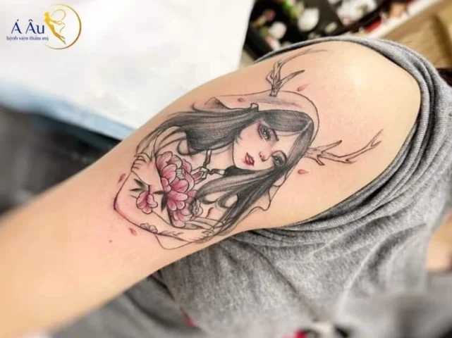 Hình xăm cô gái buồn phong cách màu nước ở bắp tay