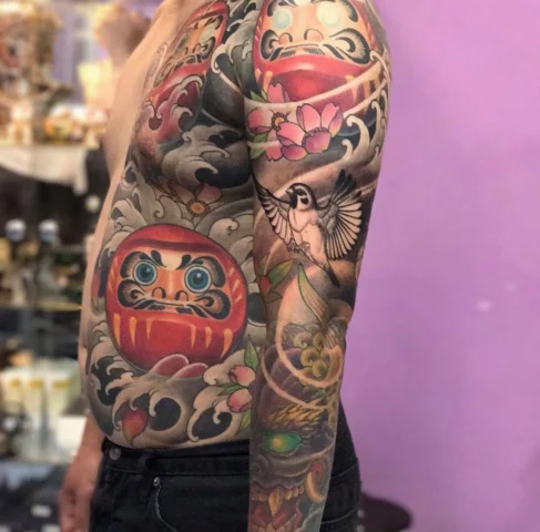 Hình xăm Daruma kết hợp với hoa anh đào và sóng biển