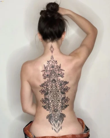 Hình xăm full lưng nữ với chủ đề phong cảnh thiên nhiên và động vật