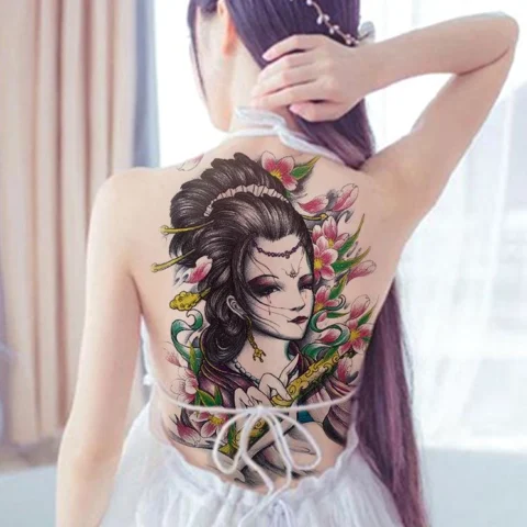 Xăm Hình Cô Gái Nhật: Nét Đẹp Huyền Bí & Ý Nghĩa Sâu Sắc (2026) Hình xăm Geisha đầy màu sắc trên lưng