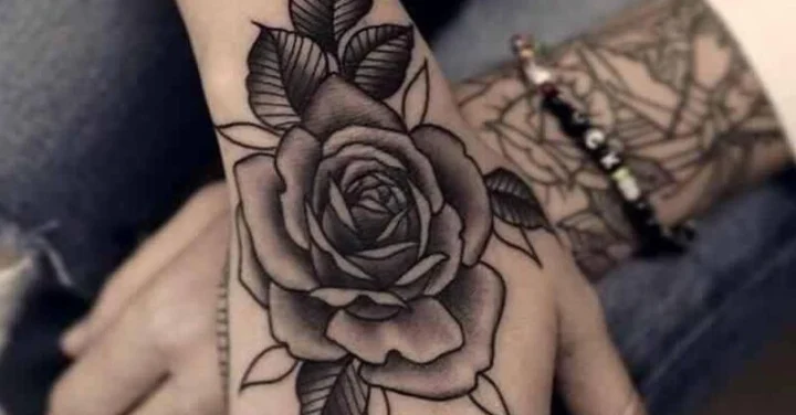 Hình Xăm Bông Hồng: Ý Nghĩa Sâu Sắc & 100+ Mẫu Tattoo Đẹp 2026 Hình xăm hoa hồng kết hợp ruy băng và chữ viết