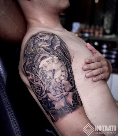 Hình Xăm Bông Hồng: Ý Nghĩa Sâu Sắc & 100+ Mẫu Tattoo Đẹp 2026 Hình xăm hoa hồng lớn trên lưng với hiệu ứng đổ bóng
