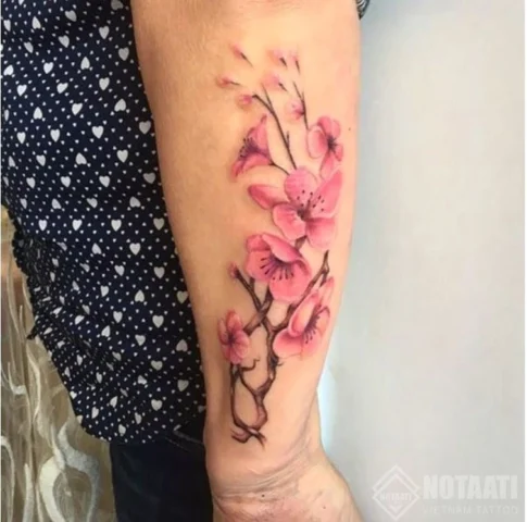 Hình xăm hoa kết hợp trên cánh tay