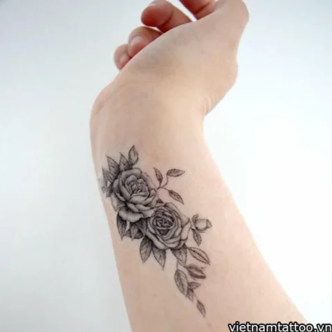 Hình xăm hoa mẫu đơn trên cổ tay nữ