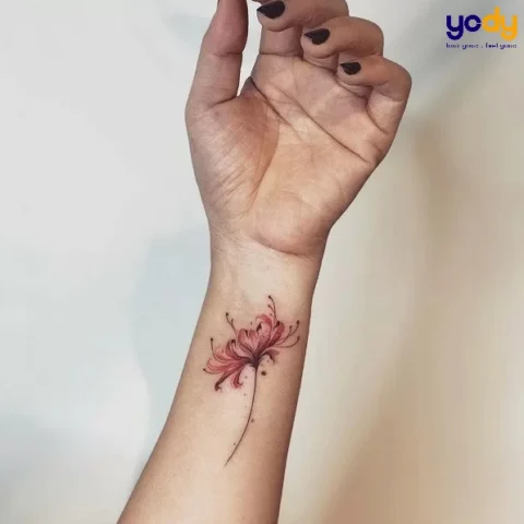 Hình xăm la bàn nhỏ trên cổ tay nữ