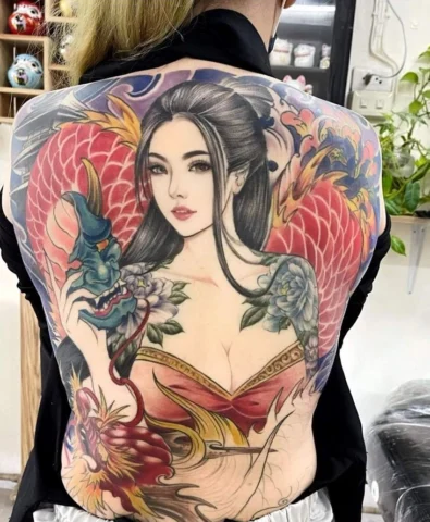 Hình xăm lưng nữ với họa tiết hoa và lá tinh xảo