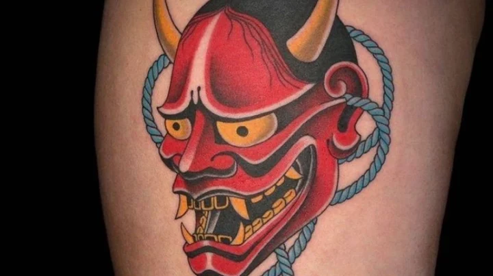 Hình Xăm Mặt Quỷ: Ý Nghĩa Sâu Sắc và 40+ Mẫu Tattoo 2026 Hình xăm mặt quỷ với biểu cảm dữ tợn