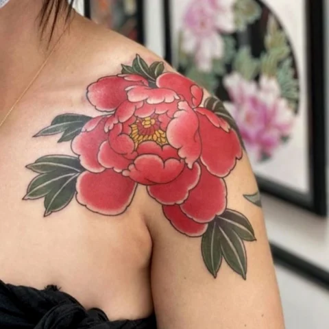 Hình xăm mẫu đơn với tông màu rực rỡ