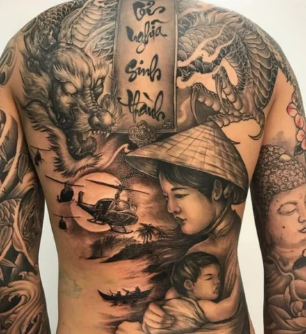 Xăm Hình Mẹ Ôm Con: Biểu Tượng Vĩnh Cửu Của Tình Yêu Hình xăm mẹ bồng con phong cách tối giản