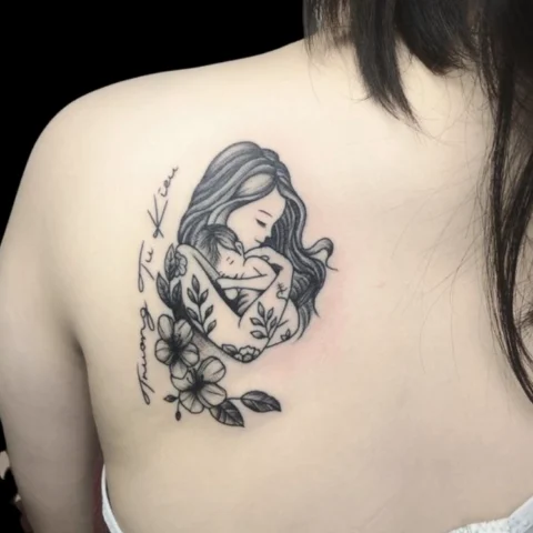 Hình Xăm Mẹ Con Ý Nghĩa: Biểu Tượng Tình Mẫu Tử Vĩnh Cửu 2026 Hình xăm mẹ bồng con thể hiện tình mẫu tử