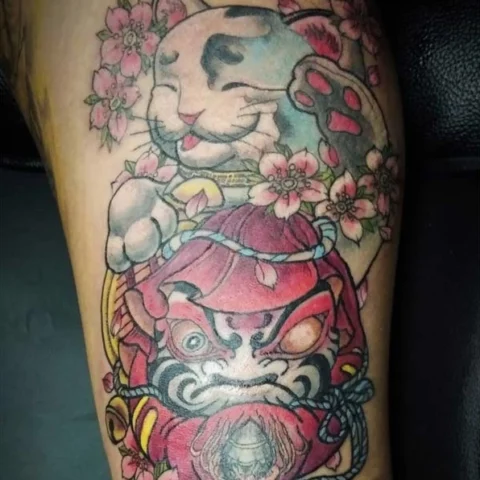 Hình xăm mèo thần tài và daruma phong cách độc đáo