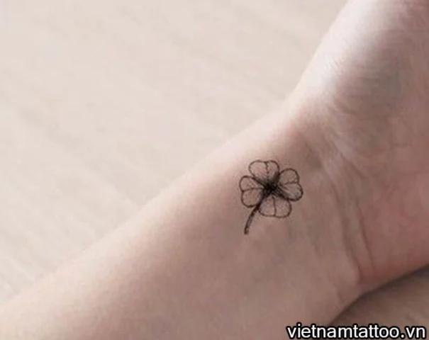 hinh-xam-mini-co-4-la-bieu-tuong-may-man-phong-cach-oc-ao-20_554