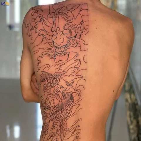Hình xăm nửa lưng dưới với họa tiết tinh tế