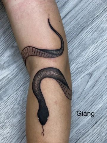 Hình xăm rắn tả thực trên tay