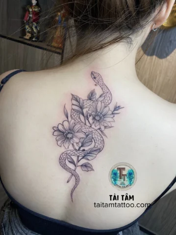 Hình xăm rắn uốn lượn tinh tế