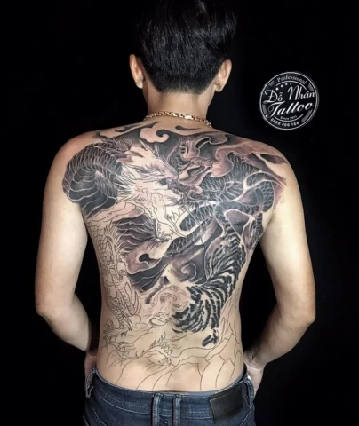 hinh-xam-rong-ho-kin-lung-bieu-tuong-suc-manh-ve-ep-2026_703