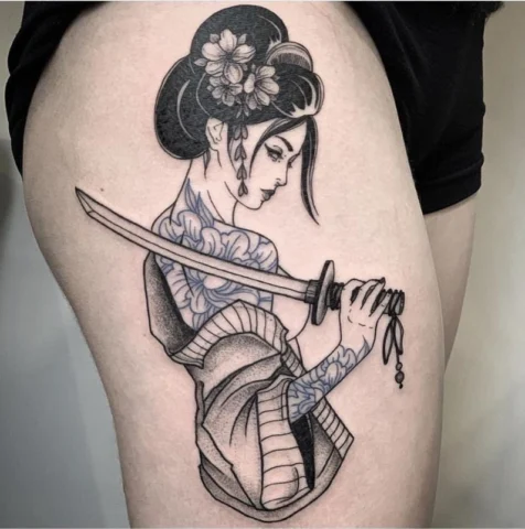 Hình xăm samurai nữ Nhật cổ cầm kiếm