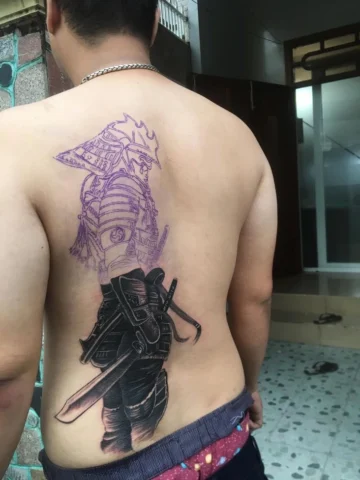 Hình xăm samurai nửa lưng với hiệu ứng màu sắc độc đáo