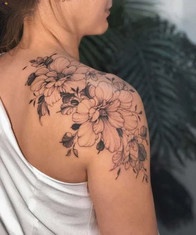 Hình xăm vai nữ với thiết kế hoa tinh tế