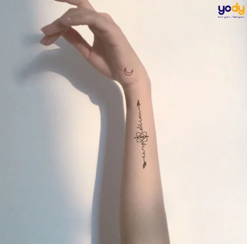 Hình xăm vòng tay với các biểu tượng nhỏ trên cổ tay nữ