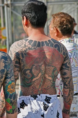 Hình xăm Yakuza cá chép và hoa cúc